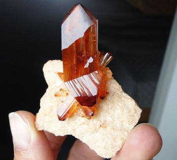 Arkaniet Verbazingwekkend goudbruin kristal op matrix - geen, Verzamelen, Mineralen en Fossielen