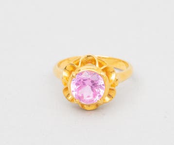Een 22k gouden ring bezet met roze saffier. 20e eeuw., Gebruikt