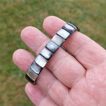 Natuurlijke grijze parelmoer uit Tahiti. Een armband van