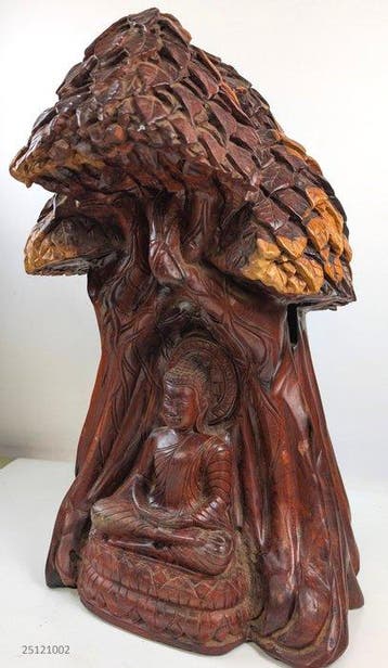 handgemaakte houten sculptuur Boeddha onder de Bodhiboom -