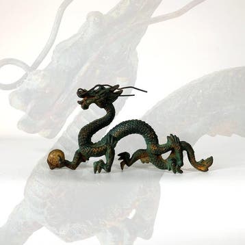 Gilded Bronze Dragon & Pearl Ornament () - sculptuur