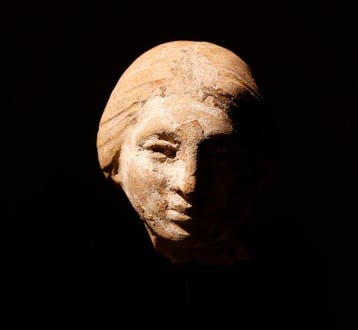 Oud-Griekenland, vrouwelijk hoofd van terracotta - 4 cm