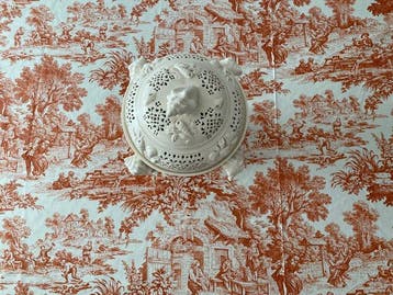 Groot tafellaken met witte Toile de Jouy en rode decoraties., Antiek en Kunst