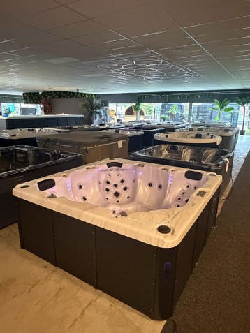 Luxe 5-Pers. Spa/jacuzzi 230x230 cm Met Schoudermassage 220V, Ophalen, Zo goed als nieuw, Pomp, Vast