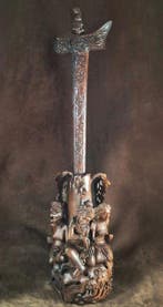 Kerishouder met een keris, uniek ontwerp, gesigneerd -