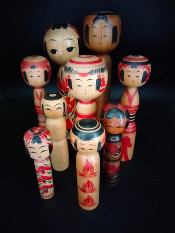 Beeldje (9) - Negen traditionele kokeshi in verschillende