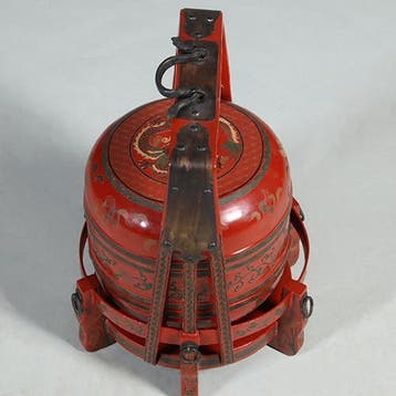 Chinese bruidskist of Tiangi rode lak met decoratie en gesme, Antiek en Kunst, Ophalen of Verzenden