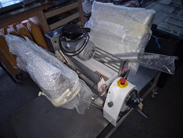 Tafelmodel uitrolmachine in bakkerijmachine *veiling*, Zakelijke goederen, Horeca | Keukenapparatuur, Nieuw in verpakking, Bakkerij en Slagerij