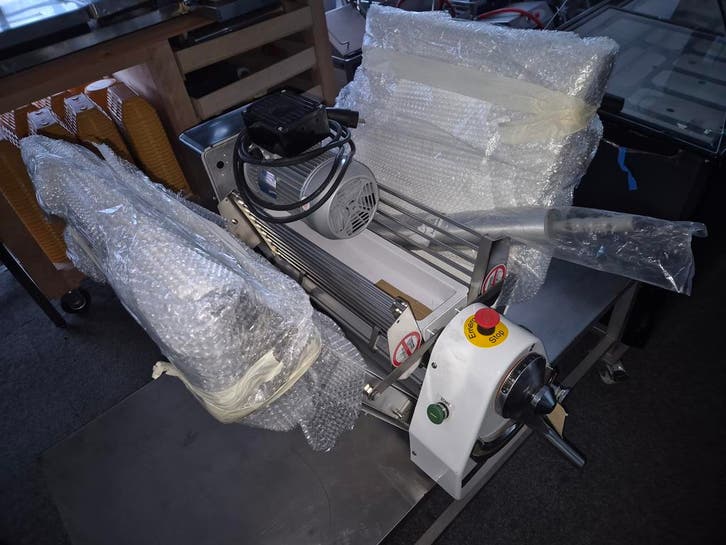 Tafelmodel uitrolmachine in bakkerijmachine *veiling*, Zakelijke goederen, Horeca | Keukenapparatuur, Nieuw in verpakking, Bakkerij en Slagerij