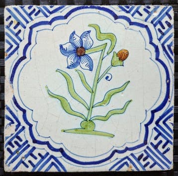 Tegel - Antieke tegel met bloem. - 1600-1650