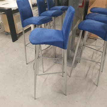 Paco Capdell kruk - blauwe stoffering (alleen per set), Huis en Inrichting, Barkrukken, Ophalen of Verzenden, Nieuw
