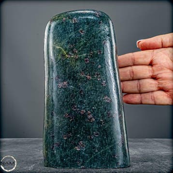 Natuurlijk almandiet-granaat in groene matrix – Krachtige