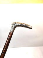 Bastone da passeggio con manico con impugnatura con disegno