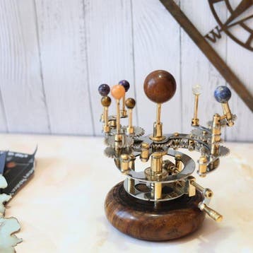 Ambachtelijk vervaardigde mechanische orrery met zon,