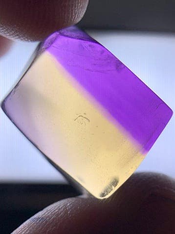 43 karaat Bicolor-ametriet met facetkwaliteit, ruw uit