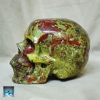 Met de hand gebeeldhouwde menselijke schedel op Dragon Blood