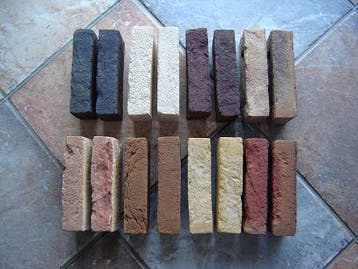 Bakstenen in verschillende kleuren en formaten op pallets, Nieuw