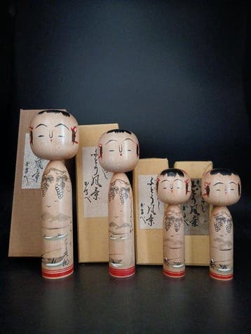 Beeldje - Prachtige Set van 4 Vintage Kokeshi-poppen met