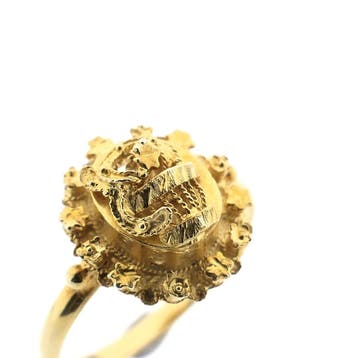 Antiek gouden ring van een mutsenbel., Gebruikt, Ophalen of Verzenden, 17 tot 18, Dame
