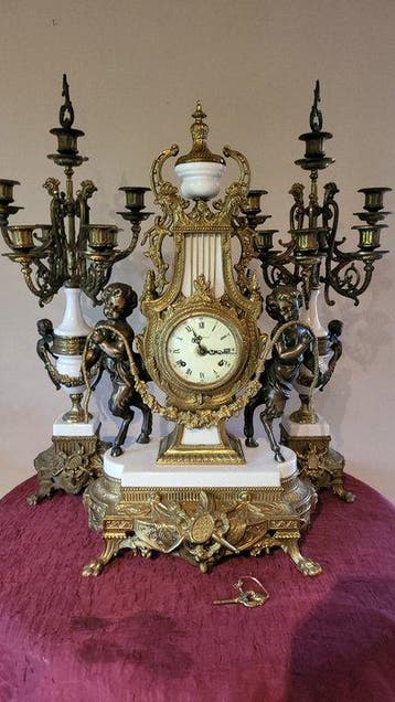 Figurale pendule, Klok en garnituur set (3) - Imperial Barok, Antiek en Kunst