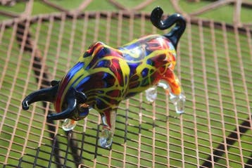 sculptuur, kleurijke stier in murano stijl - 11 cm - Glas
