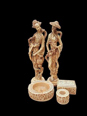 Figuur - Vintage Faux Ivoor en Resin Beelden met Bureau Set