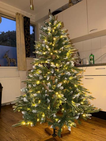 Kunstkerstboom (1.50m) - Inclusief LED-verlichting en deco, Ophalen of Verzenden, Nieuw
