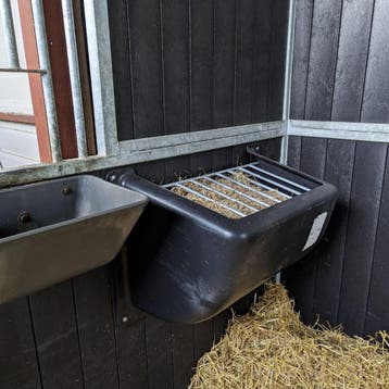 Kunststof slow-feeder hooiruif 140 liter (HAY BAR), Weidegang, 2 of 3 paarden of pony's