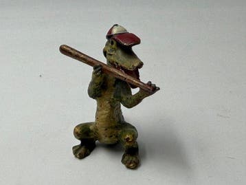 Fritz Bermann - sculptuur, Krokodil als Baseballspieler mit
