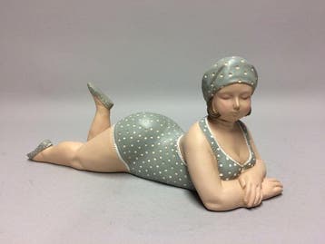 Beeldje - Dame in badpak - Polystone - gemalen steen met, Antiek en Kunst
