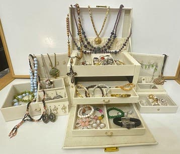 Themacollectie - Een grote collectie armbanden en - anillos