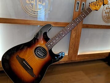 OCCASION Fender Stratacoustic Premium | Music Department, Ophalen, Zo goed als nieuw, Western- of Steelstringgitaar, Met (piezo-)element