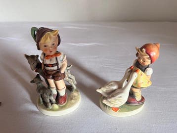 Beeldje - Echte Hummel beeldjes (2) - Porselein