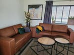 Set van 2 leren banken met Franse stiknaad en houten poten, Huis en Inrichting, Banken | Bankstellen, Ophalen of Verzenden, Nieuw