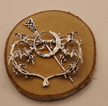 Haarspeld + stokje 2 vleermuizen bij maan in de kleur zilver, Verzenden, Nieuw, Haarspeld