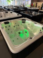 Compacte Luxe Spa / Jacuzzi 200x200 – 2-Speed Pomp - 220V, Ophalen, Zo goed als nieuw, Pomp, Vast