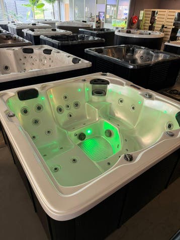 Compacte Luxe Spa / Jacuzzi 200x200 – 2-Speed Pomp - 220V, Ophalen, Zo goed als nieuw, Pomp, Vast