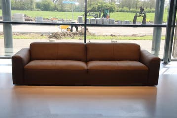 Cartel Living bank Wills 4 zits Leer Choco 282 cm breed, Huis en Inrichting, Banken | Bankstellen, Ophalen of Verzenden, Nieuw