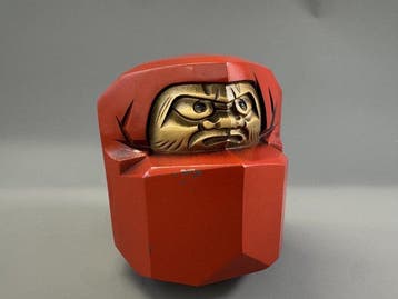 Beeldje - Faceted Red Daruma Gold Face - Metaal