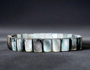 Natuurlijke grijze parelmoer uit Tahiti. Een armband van