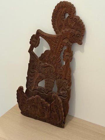 Tijdschriftenhouder - Oude Indonesische houten wand
