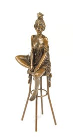 Figuur - A BRONZE SCULPTURE OF A LADY ON BARCHAIR NO Reserve