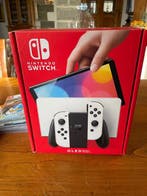 Nintendo - Switch OLED with Pokémon games - Spelcomputer -, Spelcomputers en Games, Nieuw