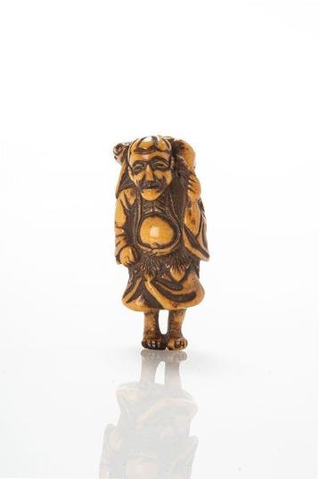 Een fraaie netsuke van reegewei, voorgesteld als een Gama