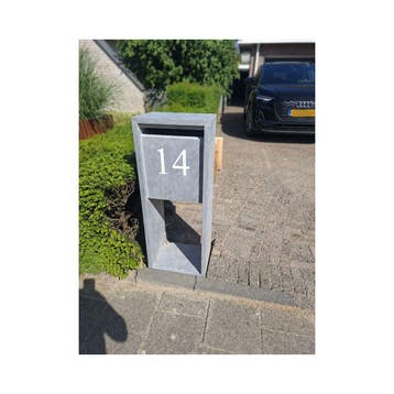 Basic graveren van huisnummer in natuursteen brievenbus, Tuin en Terras, Verzenden, Nieuw