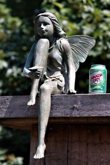sculptuur, groot formaat huis of tuinbeeld van een fairy met