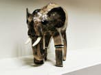 Tamara Assez - Beeld, The elephant - 25 cm - Keramiek - 2025, Antiek en Kunst