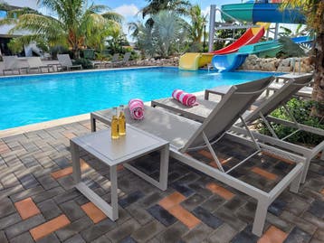 JUNI DEAL!  stijlvolle bungalow met zwembad &amp; glijbanen, Internet, 2 slaapkamers, Curaçao, Eigenaar