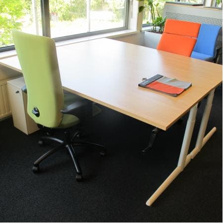 (MDK-104454) Ahrend 500 slingerbureau met nieuw bureaublad, Huis en Inrichting, Bureaus, Gebruikt, In hoogte verstelbaar, Ophalen of Verzenden
