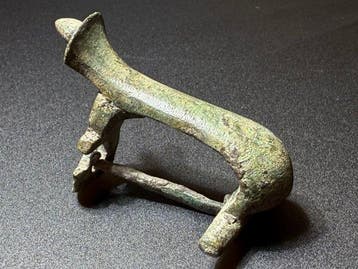 Oud-Romeins Brons Klassieke, mooi gevormde Knee fibula,, Antiek en Kunst